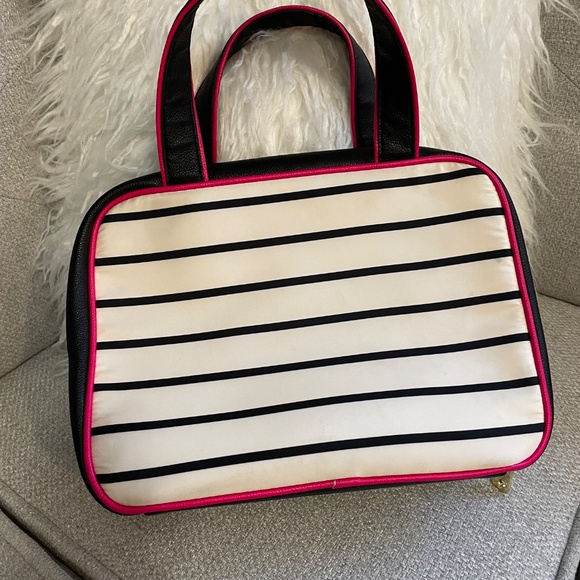 Betsey Johnson Travel Makeup Bag With Pink Bow - Picture 2 of 9
